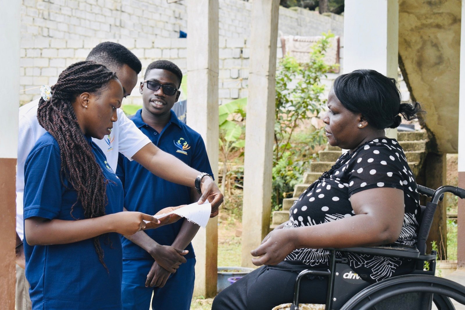 Team explaining kitchen-garden care to a beneficiary